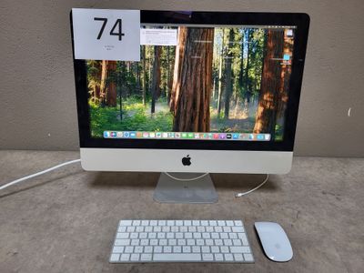 un écran d'ordinateur avec un clavier et une souris posés sur une table