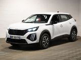Le SUV blanc est garé dans une grande pièce au sol carrelé en damier.