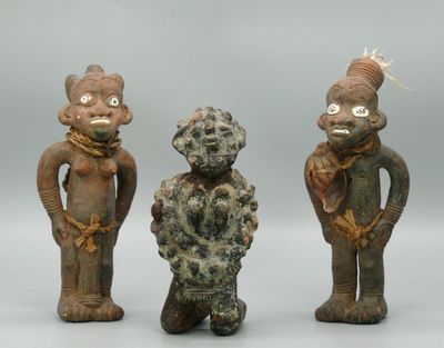 Statuette en terre cuite lourde à patine sombre et traces de…