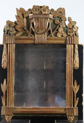 un miroir posé sur une table