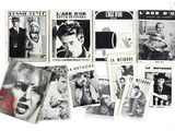 plusieurs photos en noir et blanc montrant une pile de magazines posés sur une surface blanche