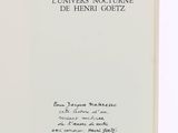 un livre ouvert sur lequel figure un titre écrit à la main