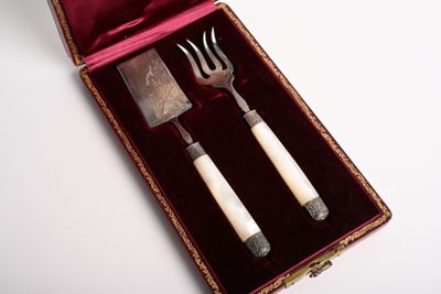 deux fourchettes et un couteau dans un étui
