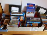 beaucoup de cartons de nourriture posés sur une table