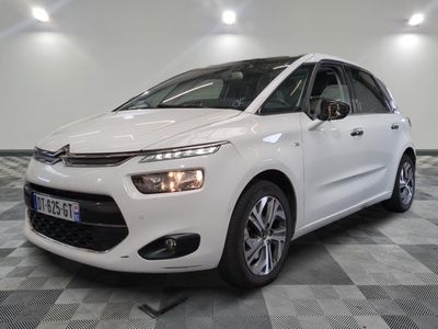 une photo d'une citrole blanche garee dans un garage