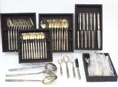 P.E.M.A.J. Intéressante ménagère en métal argenté modèle con…