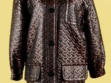 une photo d'une veste en cuir marron sur un mannequin