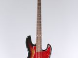 un gros plan d'une guitare basse sur fond blanc