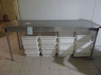 une table sur laquelle sont posés plusieurs récipients