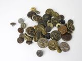 un tas de pièces de monnaie posées sur une surface blanche, sur fond blanc