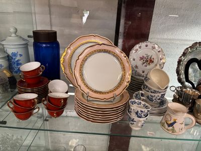 de nombreuses assiettes et tasses exposées dans une vitrine