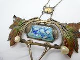 une photo d'un collier orné d'une pierre bleue