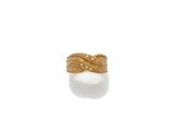 gros plan d'une bague en or sur une surface blanche