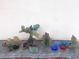 une table sur laquelle sont posées plusieurs figurines