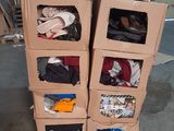 une pile de cartons sur lesquels sont posés des vêtements