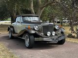 une voiture ancienne garée sur le bord de la route
