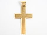 pendentif en forme de croix en or sur fond blanc