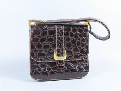 sac à main en cuir d'alligator marron avec des finitions dorées