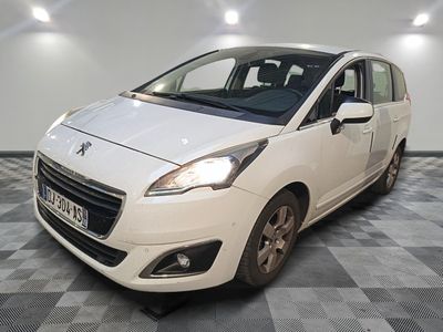 la petite voiture blanche est garée sur un carrelage à carreaux