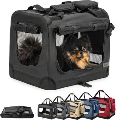 une photo d'un petit chien assis à l'intérieur d'une cage de transport noire