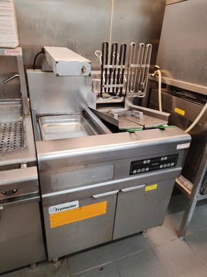 une image d'une cuisine commerciale avec des appareils en acier inoxydable