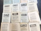 plusieurs vieux livres sont empilés sur une table
