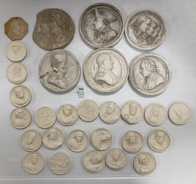 de nombreuses pièces exposées dans une vitrine