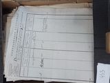 une boîte contenant beaucoup de papiers