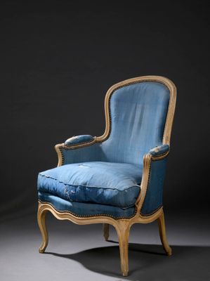 un fauteuil rembourré bleu sur fond noir
