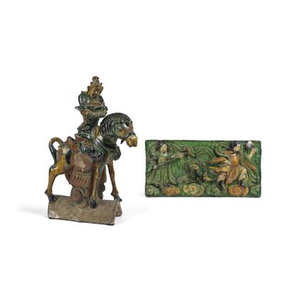 deux figurines représentant un homme à cheval, à côté d'une plaque