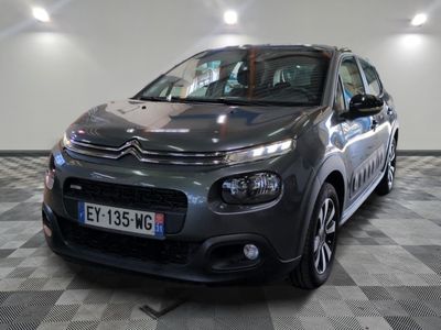 une voiture Citroën grise garée dans un garage