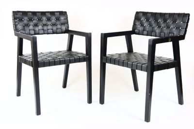 une paire de fauteuils en cuir noir sur fond blanc