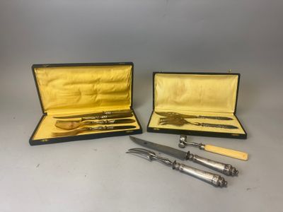 deux couverts et un couteau dans un étui posé sur une table