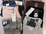Les pantalons pour hommes sont empilés les uns sur les autres