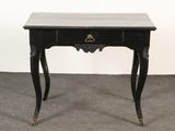 une image représentant une petite table noire surmontée d'un tiroir