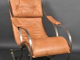 un fauteuil à bascule en cuir marron sur fond gris