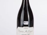 une bouteille de vin posée sur une table