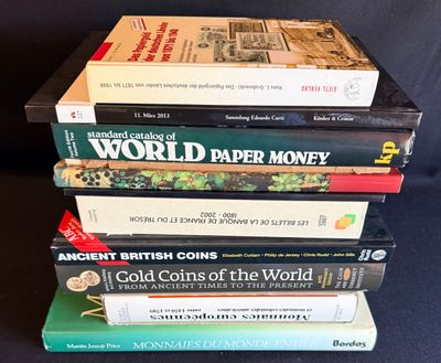 plusieurs livres sont empilés sur une table