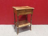 Table miniature en bois pour maison de poupées, avec étagère et tiroir