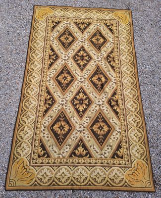 un tapis marron et doré orné d'un motif en losanges