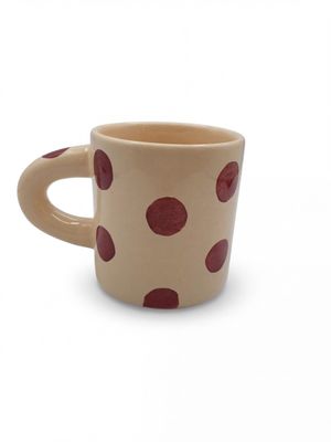 une tasse à café ornée d'un motif à pois