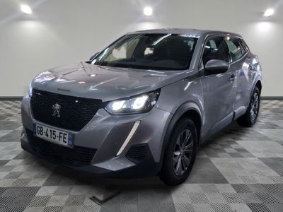 la voiture argentée est garée dans le garage sur le sol en damier