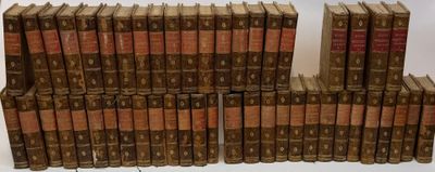 une pile de livres empilés les uns sur les autres sur une table