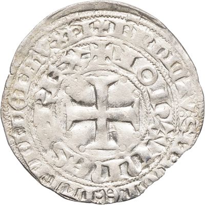 Gros plan sur une pièce de monnaie portant une croix