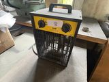 a machine that is sitting on a table in a room