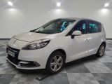 la photo d'une petite voiture blanche garée dans un garage