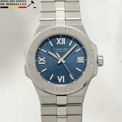 Gros plan sur une montre avec des chiffres romains