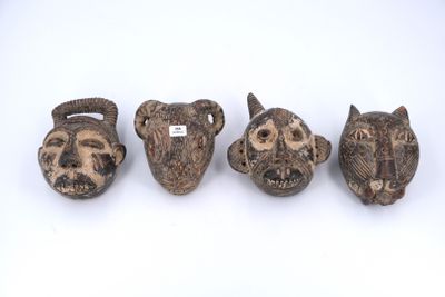 quatre types différents de vases en forme de tête d'animal sur un fond blanc