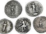 six pièces de monnaie romaines antiques sur lesquelles figurent l'image d'un homme et d'une femme