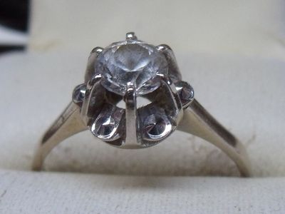 l'image d'une bague ornée d'un diamant